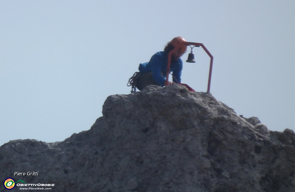 62 rocciatore in cima all'alto torrione con la campanella....JPG